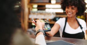 Gli italiani preferiscono lo smartphone: il boom del Mobile Proximity Payment